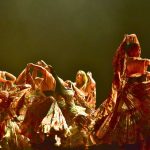 Apresentação de dança no palco do Teatro Mario Covas durante festival em Caraguatatuba
