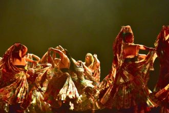 Apresentação de dança no palco do Teatro Mario Covas durante festival em Caraguatatuba
