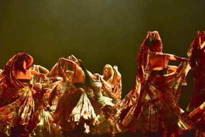 Apresentação de dança no palco do Teatro Mario Covas durante festival em Caraguatatuba