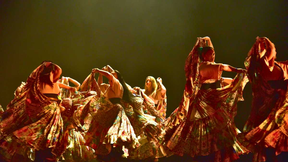 Apresentação de dança no palco do Teatro Mario Covas durante festival em Caraguatatuba
