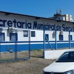 Local de descarte de lixo eletrônico com equipamentos e lâmpadas para reciclagem