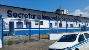 Local de descarte de lixo eletrônico com equipamentos e lâmpadas para reciclagem
