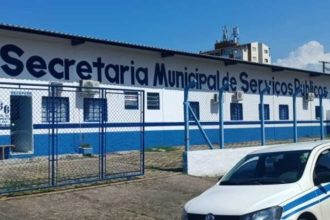 Local de descarte de lixo eletrônico com equipamentos e lâmpadas para reciclagem