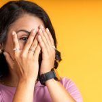 Pessoa tímida em situação social com dificuldade de interação