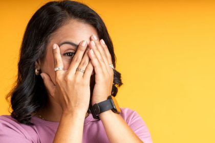 Pessoa tímida em situação social com dificuldade de interação