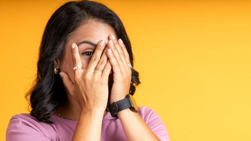 Pessoa tímida em situação social com dificuldade de interação