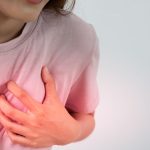 Mulher com expressão de preocupação relacionada à saúde cardiovascular