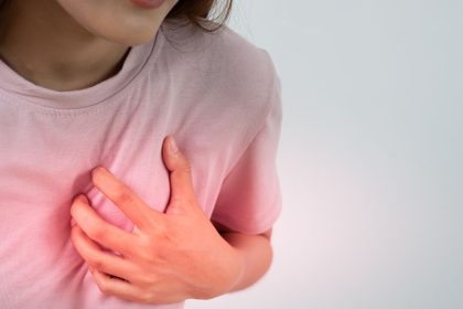 Mulher com expressão de preocupação relacionada à saúde cardiovascular