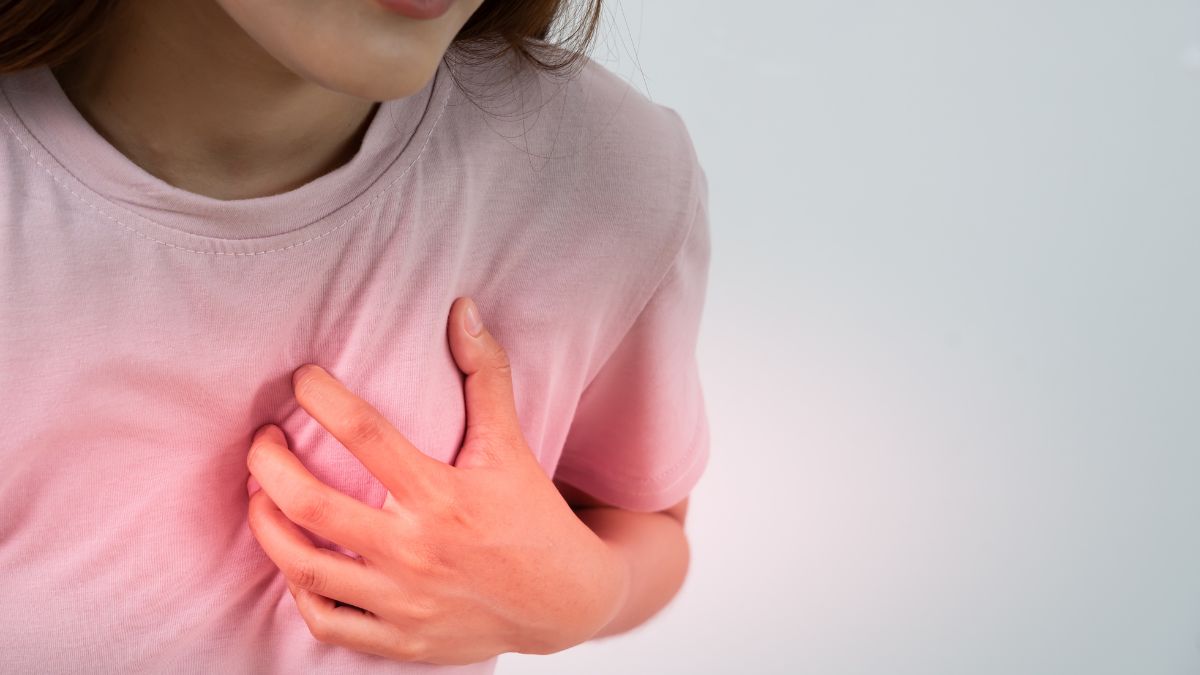 Mulher com expressão de preocupação relacionada à saúde cardiovascular