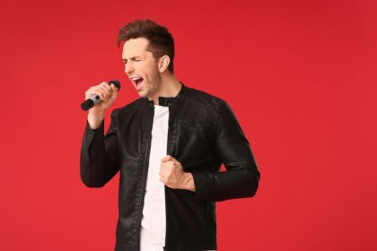 Pessoa cantando e mostrando uma sobrecarga vocal