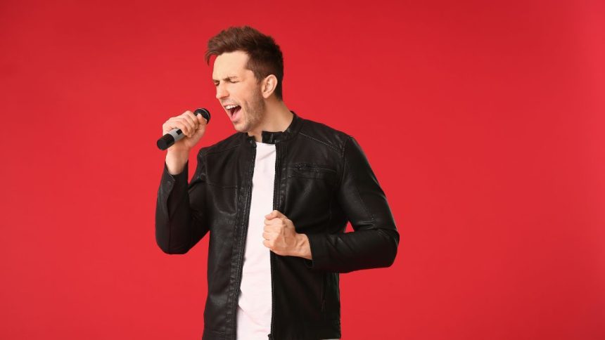 Pessoa cantando e mostrando uma sobrecarga vocal