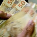 Pessoa acessando sistema para renegociar dívidas pelo Desenrola Brasil