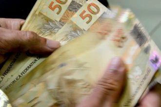 Pessoa acessando sistema para renegociar dívidas pelo Desenrola Brasil
