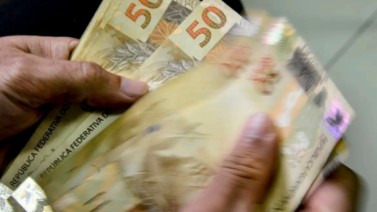 Pessoa acessando sistema para renegociar dívidas pelo Desenrola Brasil