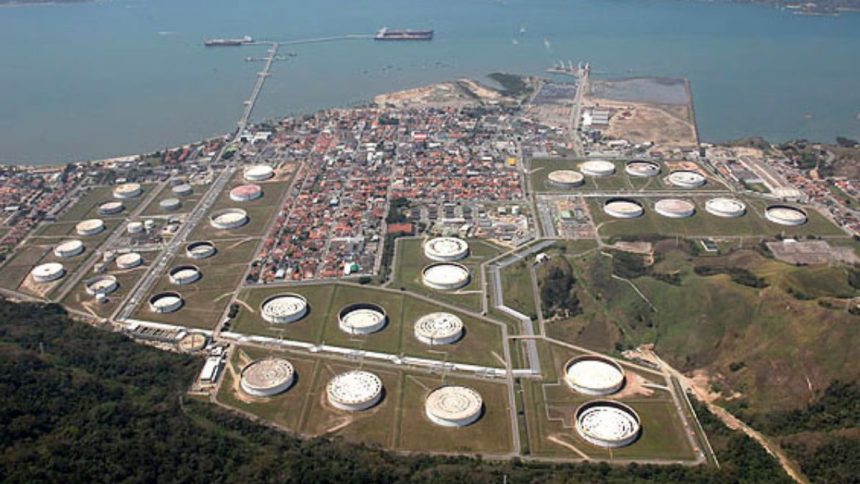 Terminal marítimo ligado à atividade petrolífera em São Sebastião