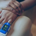 Profissional de enfermagem realiza aferição de sinais vitais em paciente hospitalar utilizando sistema integrado da Hapvida