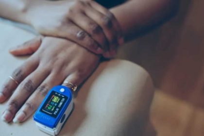 Profissional de enfermagem realiza aferição de sinais vitais em paciente hospitalar utilizando sistema integrado da Hapvida
