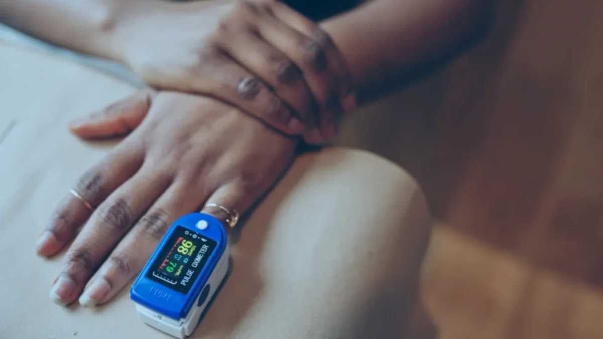 Profissional de enfermagem realiza aferição de sinais vitais em paciente hospitalar utilizando sistema integrado da Hapvida