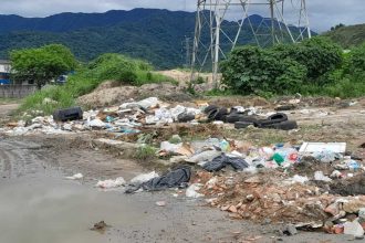 Equipe da Prefeitura de Caraguatatuba durante ação de fiscalização contra descarte irregular de resíduos