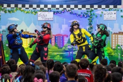 Crianças assistindo peça teatral sobre sustentabilidade e reciclagem em Santos