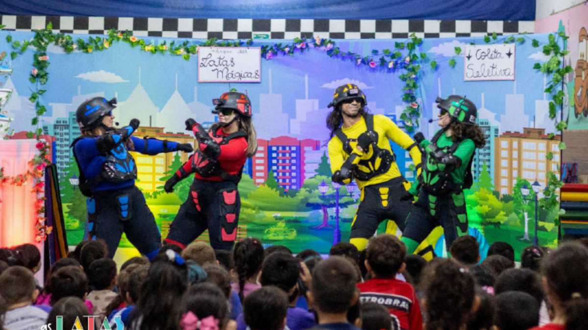Crianças assistindo peça teatral sobre sustentabilidade e reciclagem em Santos