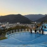 Food trucks e público reunidos no Mirante do Camaroeiro durante programação cultural em Caraguatatuba