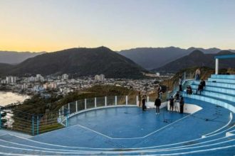 Food trucks e público reunidos no Mirante do Camaroeiro durante programação cultural em Caraguatatuba