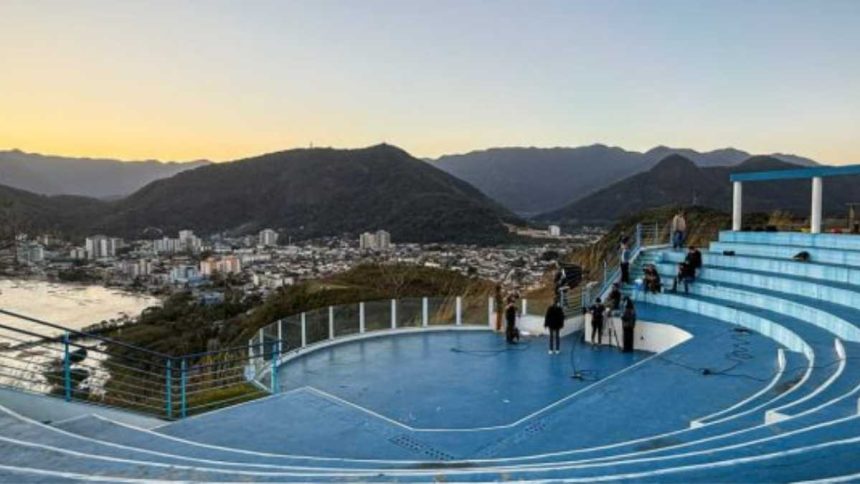 Food trucks e público reunidos no Mirante do Camaroeiro durante programação cultural em Caraguatatuba