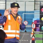 Crianças assistindo peça teatral educativa sobre trânsito em escola pública