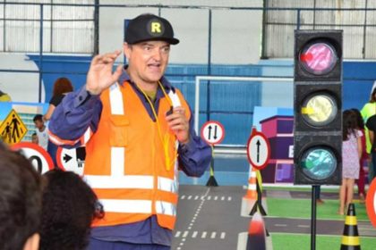 Crianças assistindo peça teatral educativa sobre trânsito em escola pública