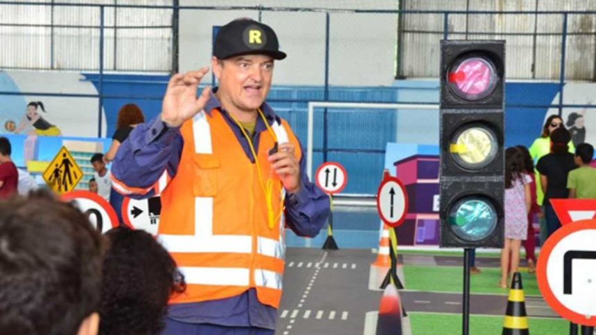 Crianças assistindo peça teatral educativa sobre trânsito em escola pública