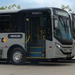 Ônibus municipal circulando em Bertioga durante comemorações da cidade