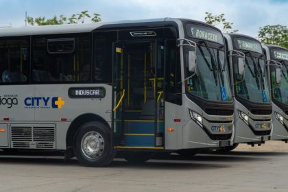Ônibus municipal circulando em Bertioga durante comemorações da cidade