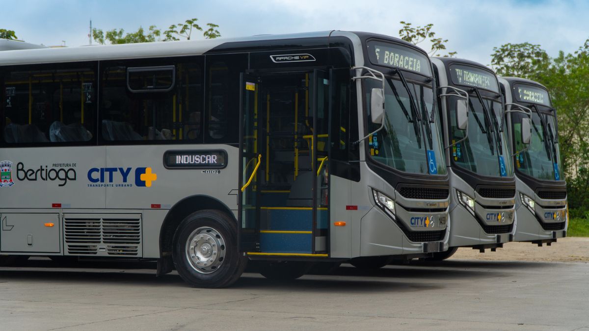 Ônibus municipal circulando em Bertioga durante comemorações da cidade