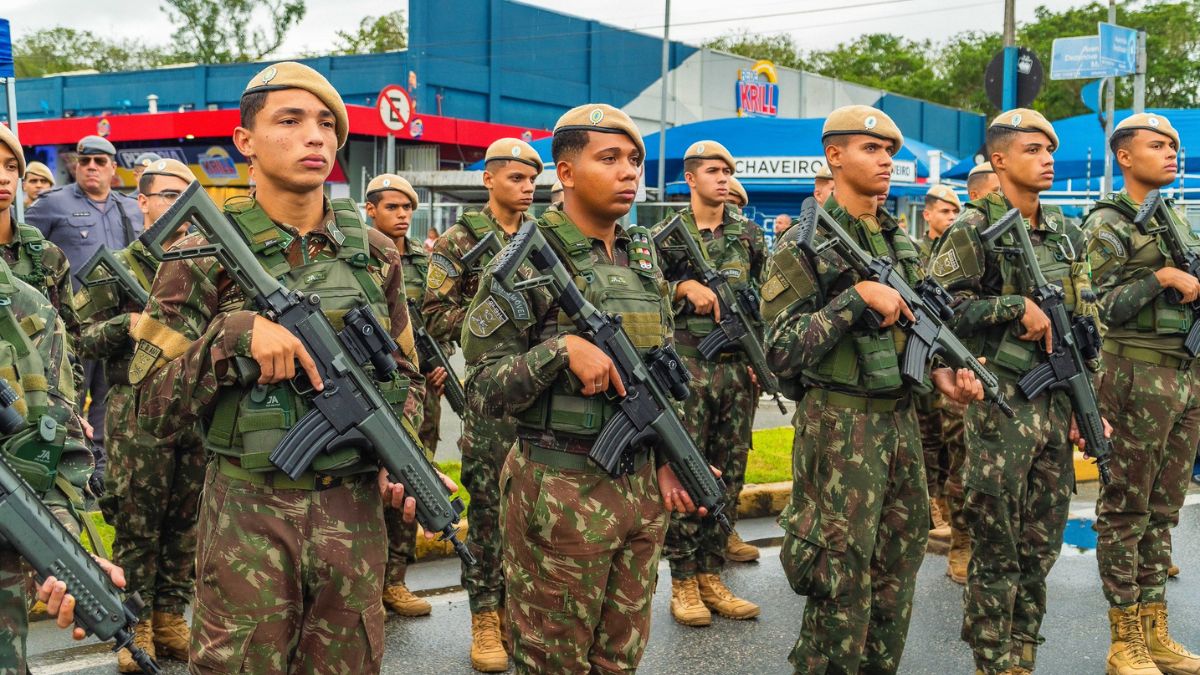 Jovem realiza alistamento militar obrigatório dentro do prazo em Bertioga