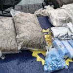 Guardas da GCM de Bertioga exibem material apreendido durante patrulhamento no bairro Chácaras, onde foram encontrados 7,2 quilos de substância análoga à maconha