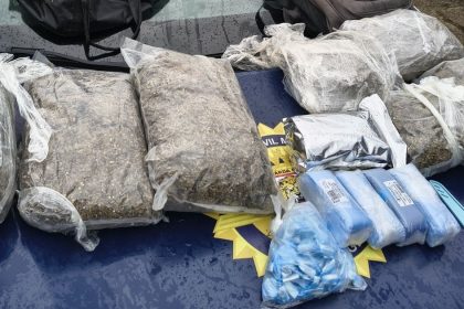 Guardas da GCM de Bertioga exibem material apreendido durante patrulhamento no bairro Chácaras, onde foram encontrados 7,2 quilos de substância análoga à maconha