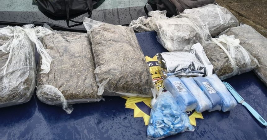 Guardas da GCM de Bertioga exibem material apreendido durante patrulhamento no bairro Chácaras, onde foram encontrados 7,2 quilos de substância análoga à maconha