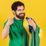 Torcedor assistindo a jogo da Copa do Mundo 2026; especialista alerta para riscos cardiovasculares em partidas decisivas