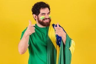 Torcedor assistindo a jogo da Copa do Mundo 2026; especialista alerta para riscos cardiovasculares em partidas decisivas