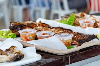 Tainha espalmada na brasa servida na Festa da Tainha de Bertioga