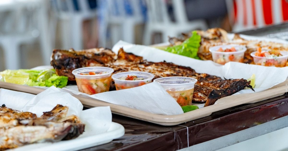 Tainha espalmada na brasa servida na Festa da Tainha de Bertioga