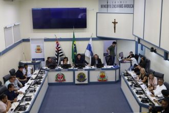 Sessão da Câmara Municipal de Caraguatatuba sobre a taxa do lixo