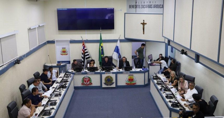 Sessão da Câmara Municipal de Caraguatatuba sobre a taxa do lixo