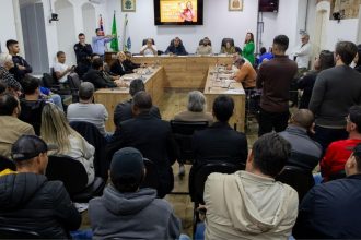 Vereadores durante sessão da Câmara de São Sebastião que rejeitou as contas do ex-prefeito Felipe Augusto