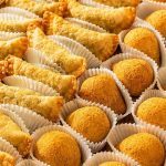 Participantes aprendem a preparar coxinhas, quibes, rissóis e bolinhas de queijo em curso de salgados promovido pelo Fundo Social de Caraguatatuba