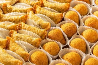 Participantes aprendem a preparar coxinhas, quibes, rissóis e bolinhas de queijo em curso de salgados promovido pelo Fundo Social de Caraguatatuba