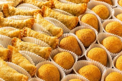 Participantes aprendem a preparar coxinhas, quibes, rissóis e bolinhas de queijo em curso de salgados promovido pelo Fundo Social de Caraguatatuba