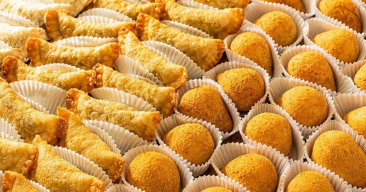 Participantes aprendem a preparar coxinhas, quibes, rissóis e bolinhas de queijo em curso de salgados promovido pelo Fundo Social de Caraguatatuba