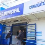 Atendimento a contribuintes na Prefeitura de Caraguatatuba durante adesão ao Refis 2026
